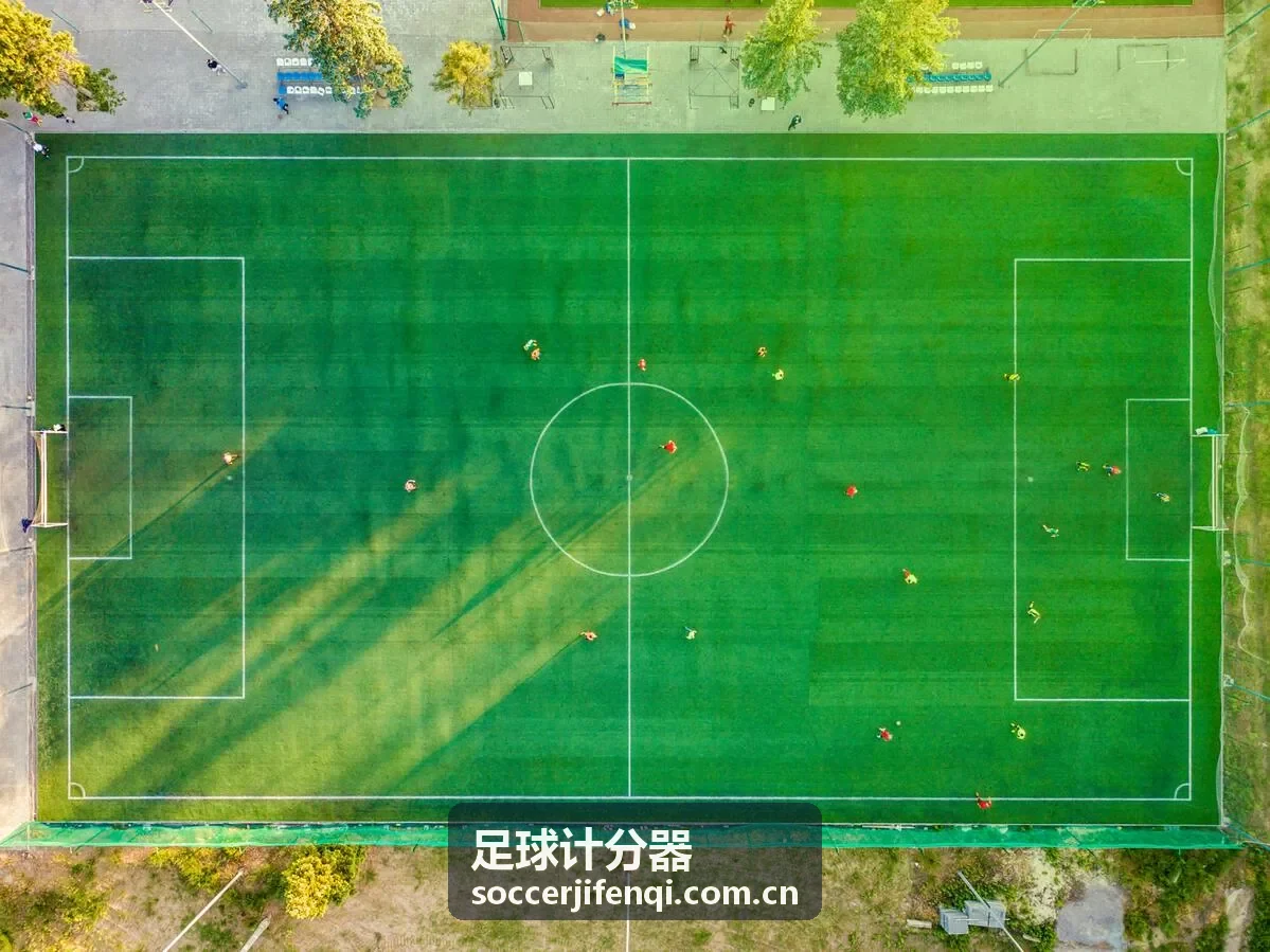 足球计分器在赛场边实时更新比分与比赛计时