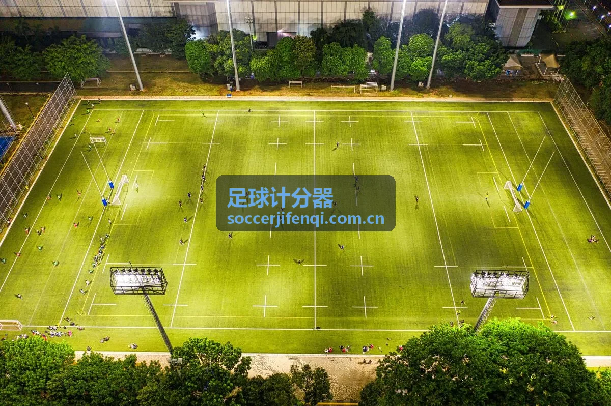 足球计分器在赛场边用于实时比分记录与电子记分牌展示